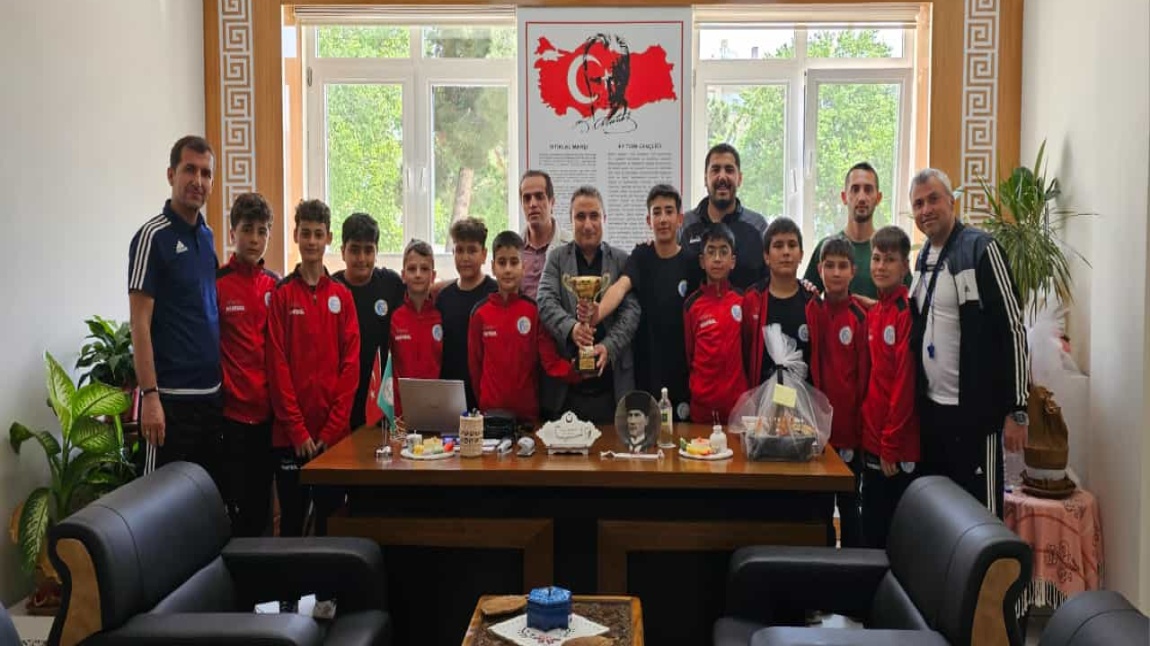 Hentbol Küçük Erkekler Türkiye 1. takımımızın Kurumumuzu ziyaretleri